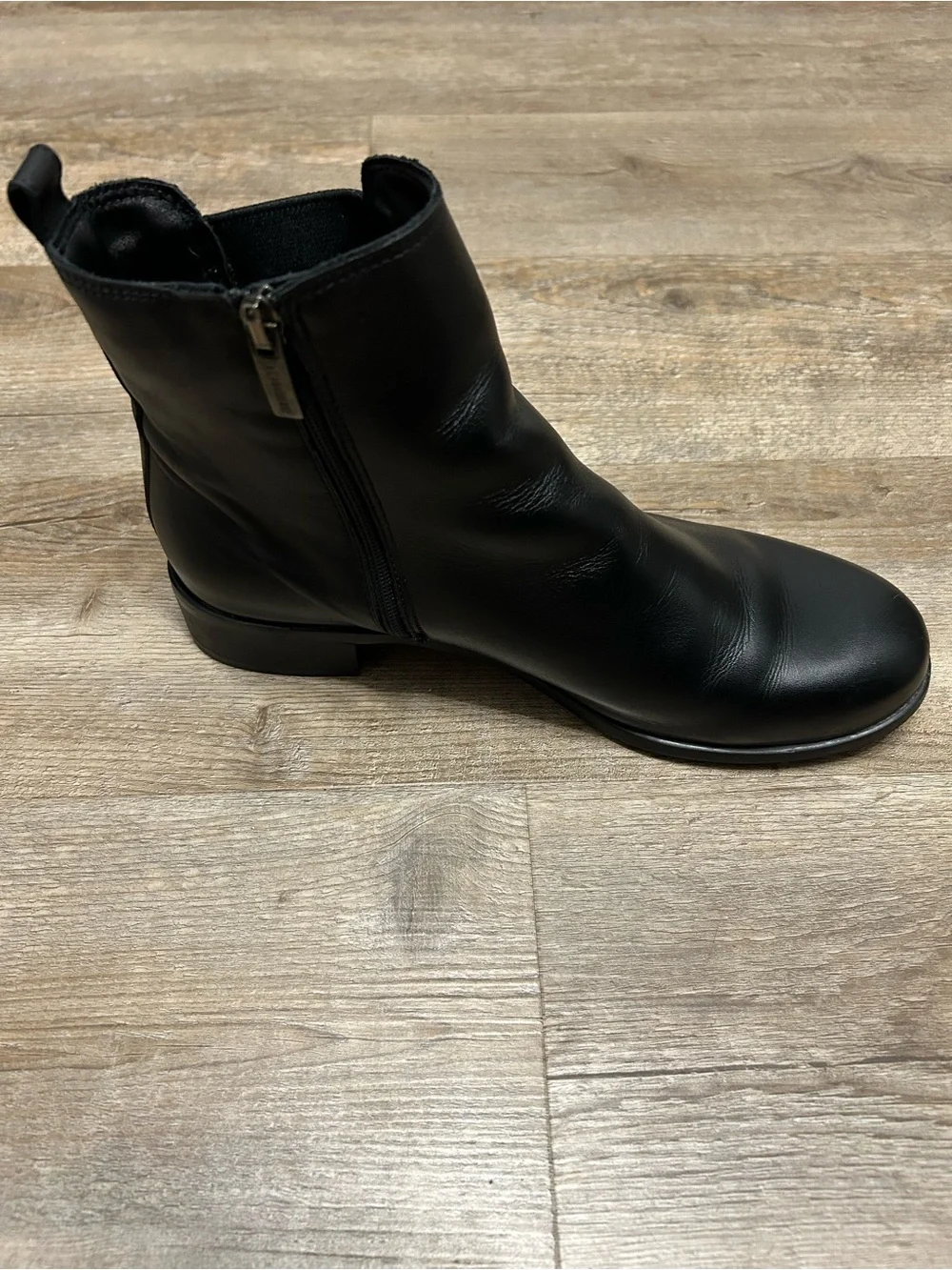 La CANADIENNE Women’s Size 8 Black Leather Chelsea Ankle Boots Pull On